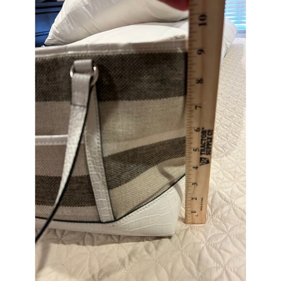 NWOT Dana Buchman Striped Faux Crocodile Trim Handbag Immaculate Great Gift - Picture 7 of 8